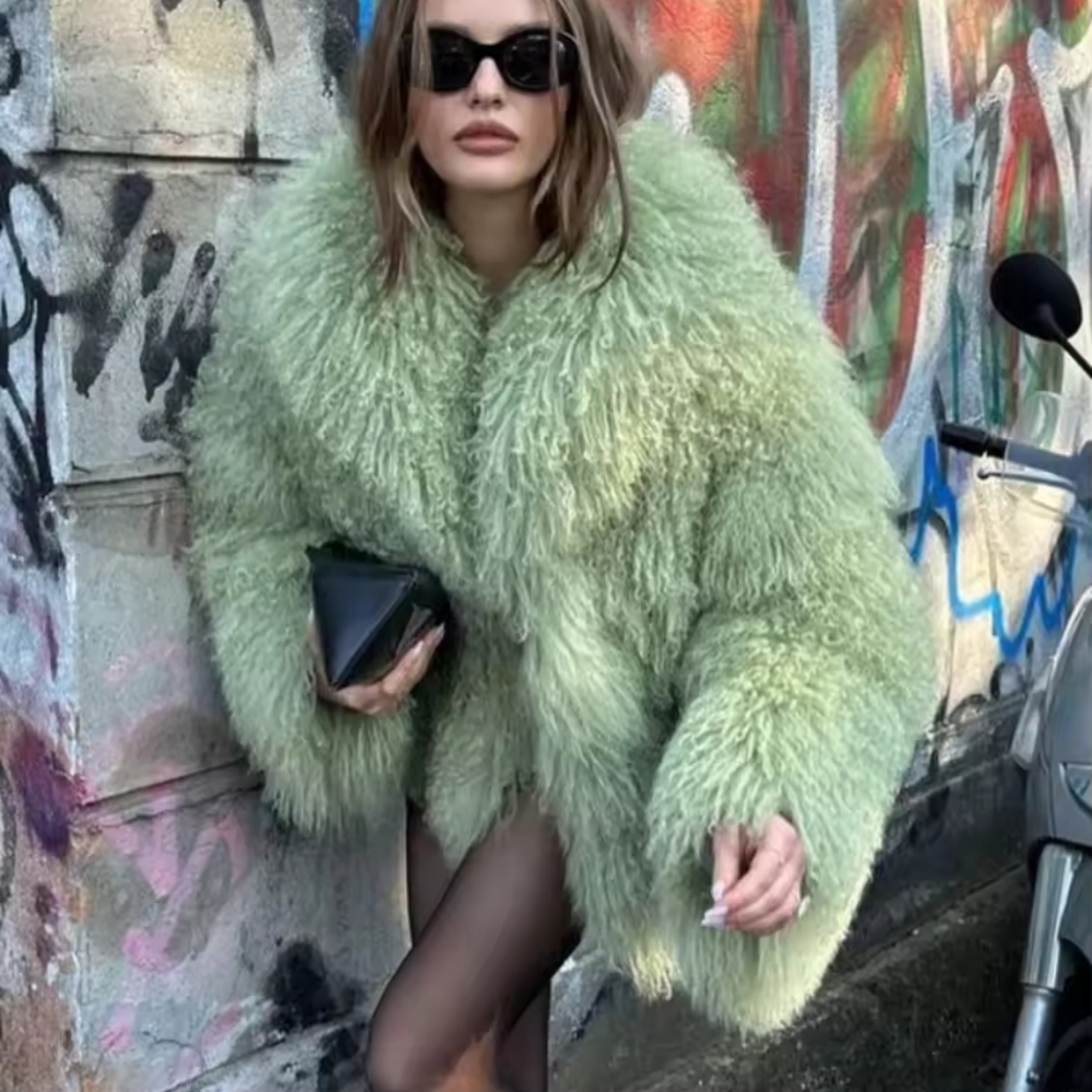 Chic Green Oversized Plush Women's Faux Fur Coat Elegant Soft Warm Long Sleeves - Picture 3 of 11